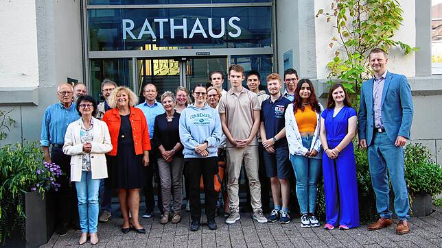 Zur konstituierenden Sitzung erschienen auch einige Mitglieder des Gemeinderates, um den alten JGR zu verabschieden und den neuen ...