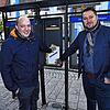 Marcel Rebholz (Stellvertreter Bürgermeister-Wahlausschuss) und Hauptamtsleiter und Wahlausschußvorsitzender Erich Lafera leeren den ...