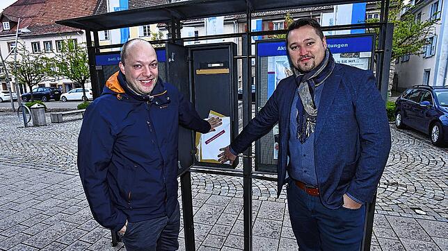 Marcel Rebholz (Stellvertreter Bürgermeister-Wahlausschuss) und Hauptamtsleiter und Wahlausschußvorsitzender Erich Lafera leeren den ...