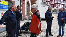 Andreas Blender, Fabian Hengstler und Gottfried Ruckh (von links) suchen auf dem Marktplatz in Pfullendorf das Gespräch mit den Bürgern.