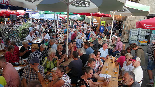 Schnell sind am Montagabend beim Schlatter Scheunenfest die Sitzplätze im Freien belegt. Viele Stammgäste kommen zum großen Bierabend ...