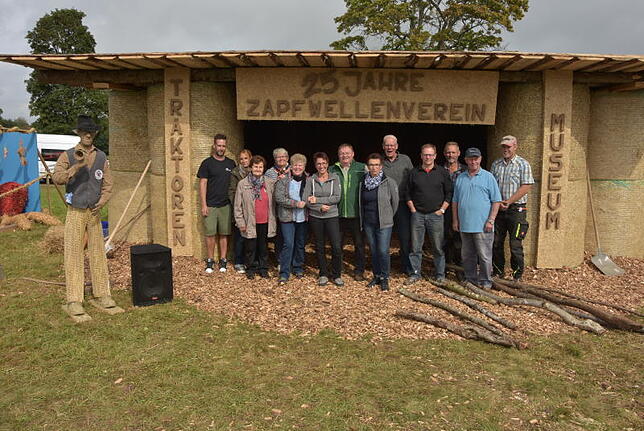 Zapfwellenverein Höchenschwand: Das Bild zeigt die Helfer vor dem Eingang des Museums, (Fünfter von rechts: Konrad Schäuble).