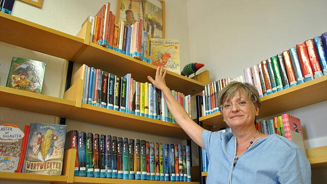 An diese Bücher kommt kein achtjähriges Kind heran, demonstriert Bücherei-Leiterin Christine Senser. Doch für weitere Regale ist in der ...