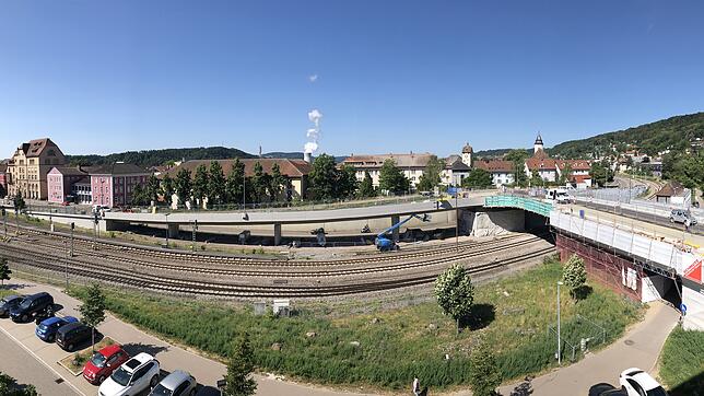Die Sanierungsarbeiten an der Waldshuter Kolpingbrücke verzögern sich. Die zweite Fahrspur auf der Brücke soll voraussichtlich Mitte ...