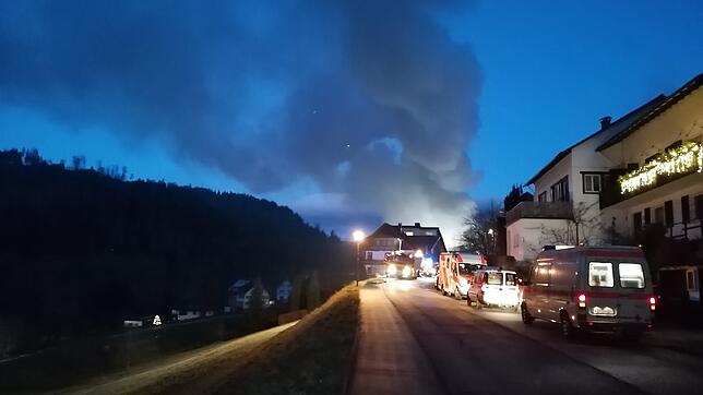 Einsatzkräfte der Feuerwehr löschen einen Brand im Altbau des Restaurants im Hotel "Traube Tonbach".