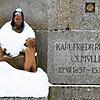 Der Schneekranz um die Majolika-Figur sieht zwar schön aus, setzt dem Material aber auf Dauer zu. Nun hat die Friedhofsverwaltung für ...