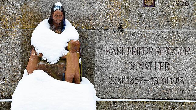 Der Schneekranz um die Majolika-Figur sieht zwar schön aus, setzt dem Material aber auf Dauer zu. Nun hat die Friedhofsverwaltung für ...