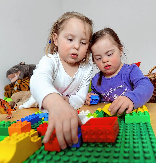 Zoe und Maya vor zehn Jahren beim gemeinsamen Spielen.
