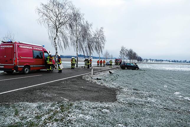 Ein Auto prallte zwischen Liggersdorf und Mindersdorf gegen zwei Bäume.