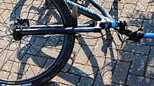 Ein Fahrrad liegt auf der Straße. (Symbolbild) In Erzingen ist ein Zwölfjähriger mit seinem Fahrrad verunglückt.