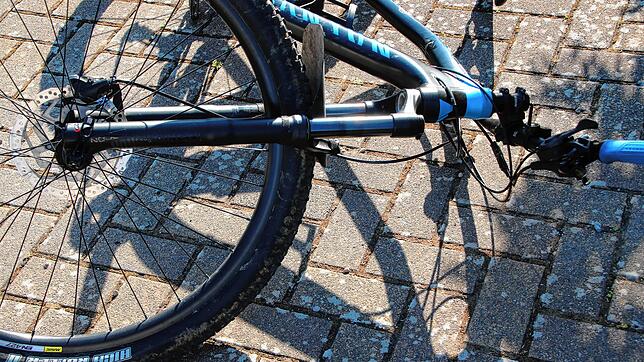 Ein Fahrrad liegt auf der Straße. (Symbolbild) In Erzingen ist ein Zwölfjähriger mit seinem Fahrrad verunglückt.