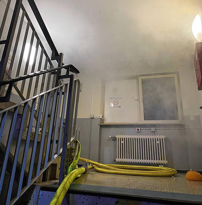 Das Treppenhaus war verraucht, einige Bewohner erlitten leichte Rauchgasvergiftungen.
