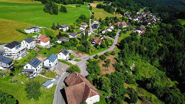 Blick aus der Vogelperspektive auf Schmitzingen. Der Ortsteil nördlich von Waldshut, im Tal gelegen, hat aktuell (1. Juni 2023) 374 ...