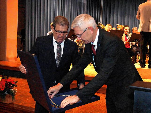 Die 24-jährige Amtszeit von Bürgermeister Uwe Eisch (rechts) endet zu Silvester. An der Verabschiedungsfeier in der Höri-Halle in ...