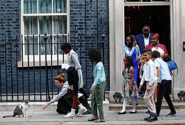 Wer war noch mal Boris Johnson? Schulkinder stürzen sich nach einem Besuch beim damaligen Premierminister auf Larry.