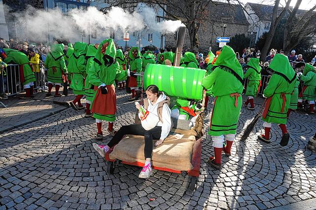 Bild 25: Tausende Narren ziehen beim Fasnet-Umzug durch die Stadt