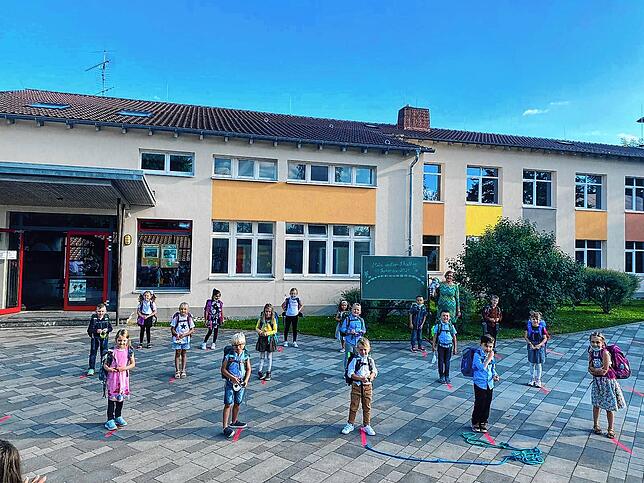 An der Schule in Volkertshausen werden Grundschüler von der ersten bis zur vierten Klasse unterrichtet.