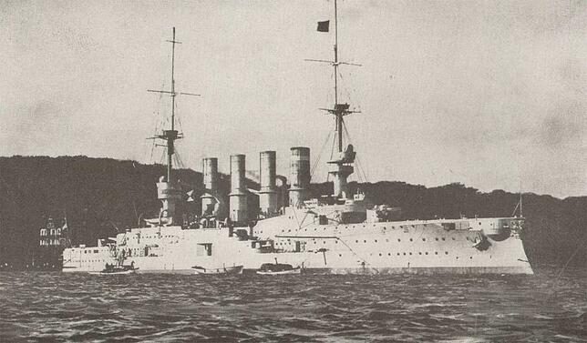 Die „Gneisenau“, das Schwesterschiff der „Scharnhorst“. Als die Munition verschossen war, versenkte die ...
