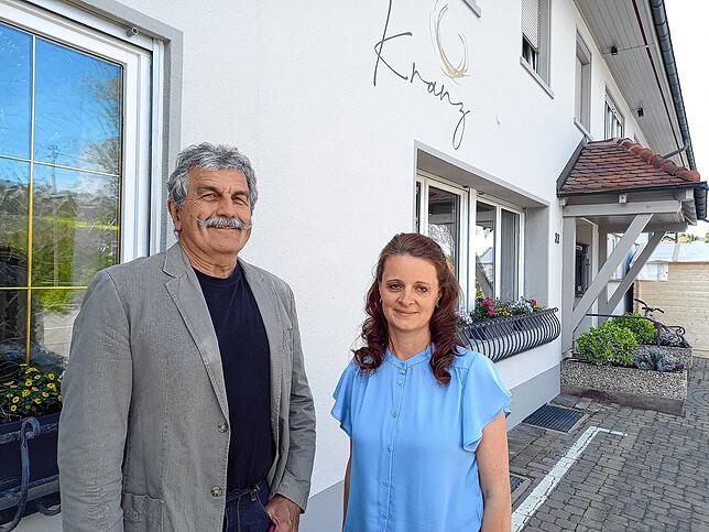 Patrizia Scianna Münch und Hugo Spehl vor der neugestalteten Fassade des Luttinger Traditionsgasthauses, das nach sechs Generationen ...