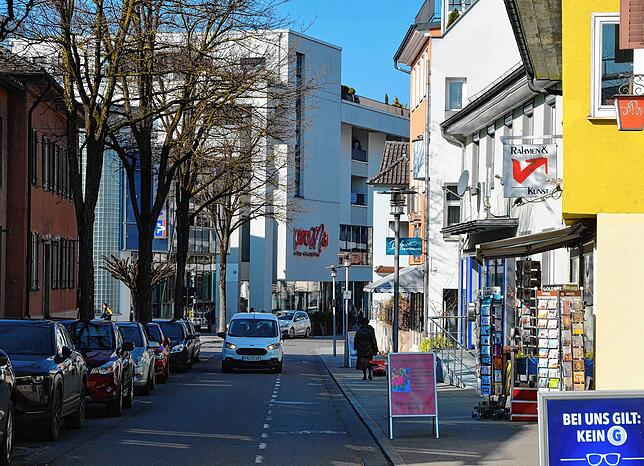 Die meisten Betriebe in der Innenstadt sind mit 44 Prozent im Sektor Handel angesiedelt. Es folgen die Dienstleistungen mit 34 Prozent, ...