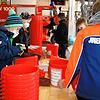 Die Todtmooser Feuerwehr verteilte 1250 Haushalts-Löschkübel im ganzen Ort, um auf den Mangel an Einsatzkräften aufmerksam zu machen. ...