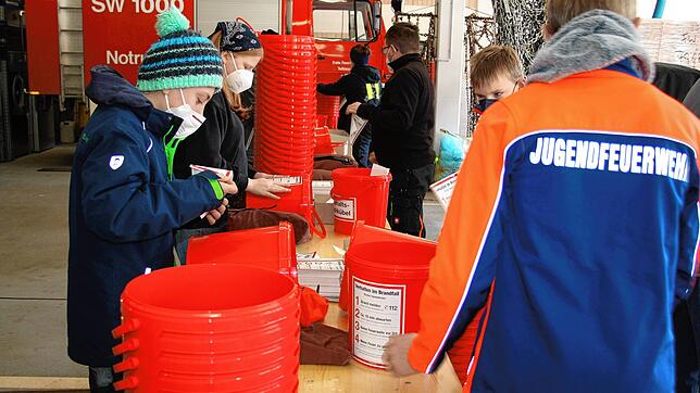 Die Todtmooser Feuerwehr verteilte 1250 Haushalts-Löschkübel im ganzen Ort, um auf den Mangel an Einsatzkräften aufmerksam zu machen. ...