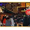 An den Glühweinständen des Weihnachtsmarktes in Singen herrscht dichtes Gedränge. Viele Besucher genießen das Heißgetränk an den ...