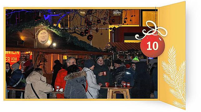 An den Glühweinständen des Weihnachtsmarktes in Singen herrscht dichtes Gedränge. Viele Besucher genießen das Heißgetränk an den ...