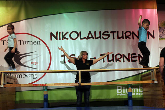 Rita Harnest präsentiert zwei ihrer Nachwuchs-Turner. Bild: Reiner Baltzer