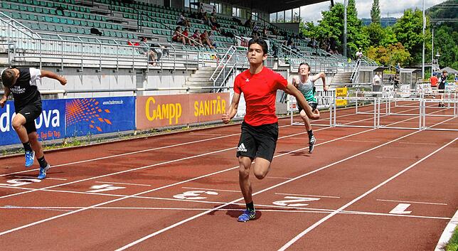 Im Ziel: Pascal Rafiq von der LG Hohenfels beim Hürdensprint im Tiengener Langensteinstadion.
