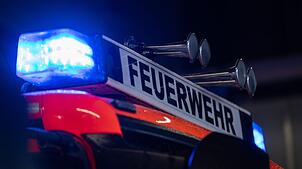 Die Feuerwehr rückte aus, um den Brand an der Gasleitung zu löschen. (Symbolbild)