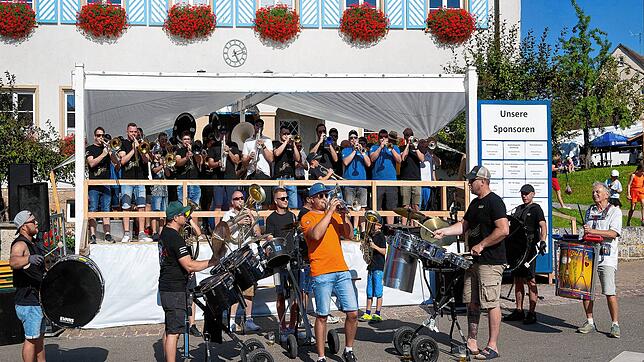 Beim Dorffest in Ewattingen, das 2025 unter dem Motto „Märchenwelt“ stattfand, gab es drei Tage lang eine große Menge an Musik. Fotos: ...