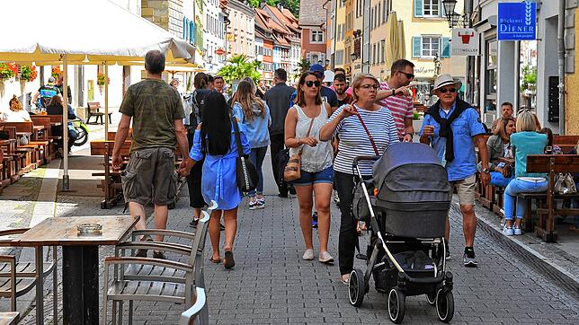 Die Innenstadt voll und die meisten Menschen ohne Masken – in Überlingen sah es aus, als ob alle die Pandemie vergessen hätten.