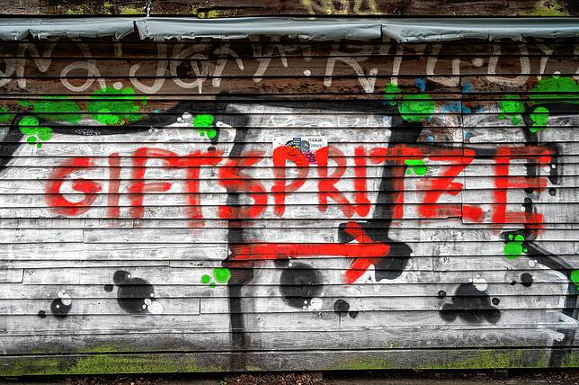 In Berlin ist ein Graffito mit dem Schriftzug „Giftspritze“ auf eine Mauer gesprüht worden. Die Diskussion um ...