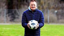 Der Überlinger Trainer Michael Krause freut sich über das 4:1 gegen die lange gefährlichen Gäste aus Bad Dürrheim.