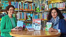 Buchhändlerin Gabriele Volk und die kommissarische Mediatheksleiterin Marion Lüber-Schmidt haben für die Literaturtage ein ...