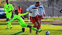 In der vergangenen Saison waren die SG Reichenau/R.-Waldsiedlung (weiß-rote Trikots) und der Türkische SV Singen noch Ligarivalen. Als ...