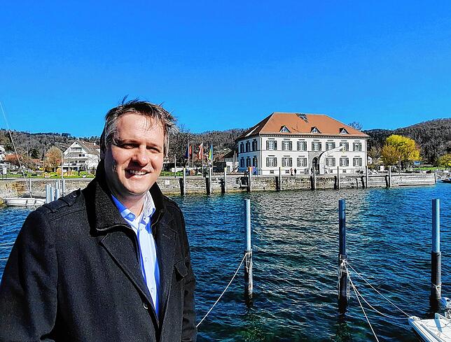 Matthias Korn mit dem Rathaus im Hintergrund. Der 42-Jährige möchte Bürgermeister von Bodman-Ludwigshafen werden.