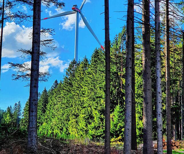 Regenerative Energie aus Wind: Ein Windrad im Windpark Falkenhöhe in Schramberg-Tennenbronn. So könnte auch eine Windkraftanlage auf dem ...