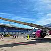 Passagiere steigen am Flughafen Friedrichshafen aus einem Flugzeug aus.