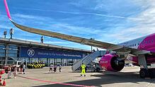 Passagiere steigen am Flughafen Friedrichshafen aus einem Flugzeug aus.