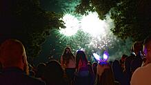 Ein großer und ein kleiner „Seehas“ schauen dem Feuerwerk aus der Menschenmenge an der Uferpromenade heraus zu. Bild: Lena Reiner