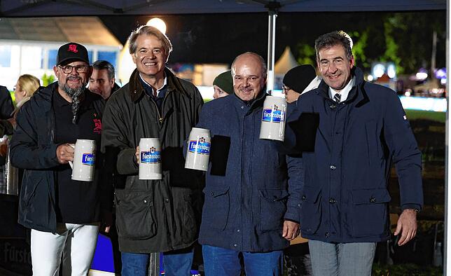 Stadtrat Jens Reinbolz (von links), Christian Fürst zu Fürstenberg, Oliver Eckerle von der Fürstenberg Brauerei und Oberbürgermeister ...