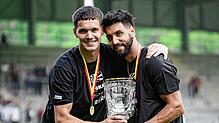 Dominik Emminger (links) und Tevfik Ceylan gewannen mit dem FC 08 Villingen vergangene Saison den südbadischen Verbandspokal. Nun ...