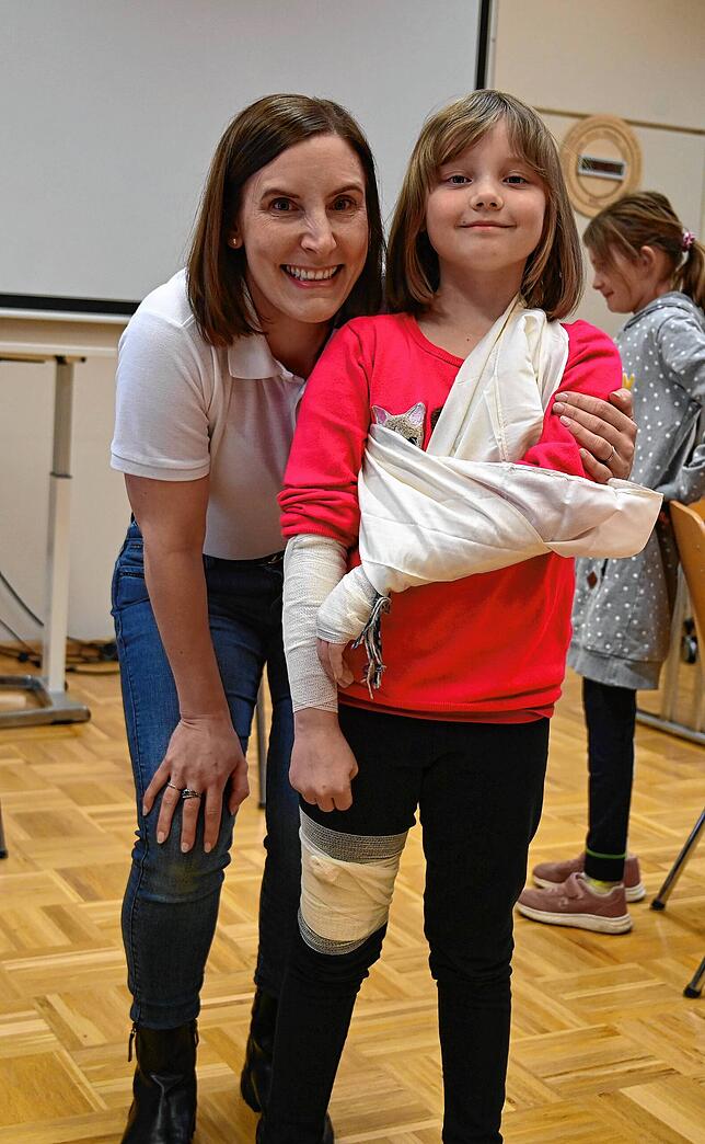 Gruppenleiterin Barbara Aßmann pflegt ein freundschaftliches Verhältnis zu ihren Gruppenkindern vom Jugendrotkreuz, auf dem Bild mit ...