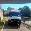 Ein Mann zwängt seinen Lieferwagen in Birmenstorf bei Baden in der Schweiz auf dem Radweg unter eine viel zu niedrige Brücke. Der ...