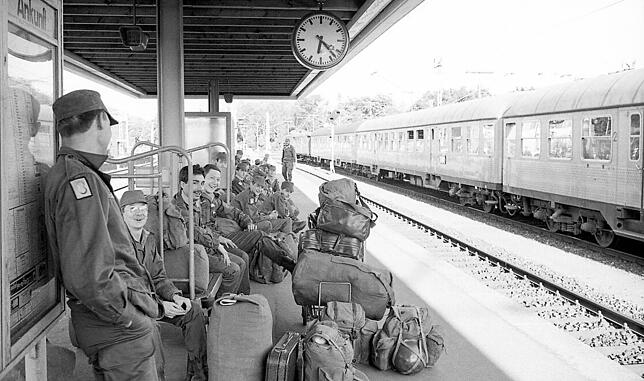 1977: Die Soldaten verließen per Bahn ihre alte Garnisonsstadt. Der Zug ging von Radolfzell bis Paris. Der Bahnsteig war voller ...