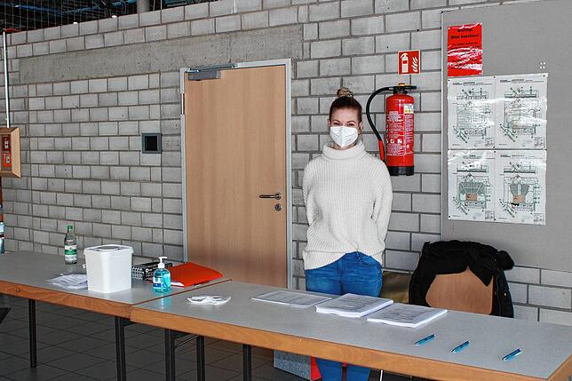 Nina Mattes, Mitarbeiterin der Stadt Stockach, empfängt die Testpersonen im Foyer der Jahnhalle.