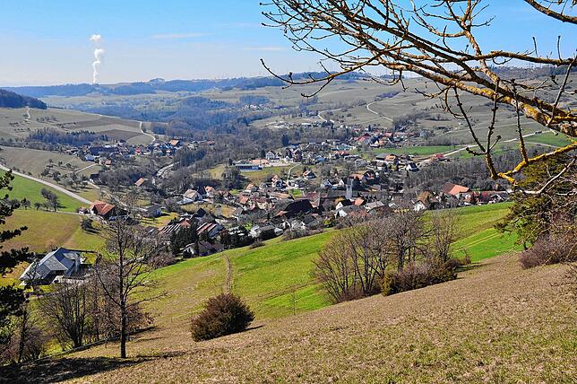 Blick westlich vom Römerweg auf Unter- und Endermettingen mit der Steinatalhalle, Kindergarten und Rathaus, sowie Muhren südlich links ...