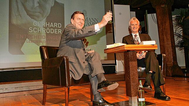 Das einstige Zugpferd der Genossen ist längst zur Belastung für die SPD geworden. Das Bild zeigt Gerhard Schröder im Gespräch mit dem ...